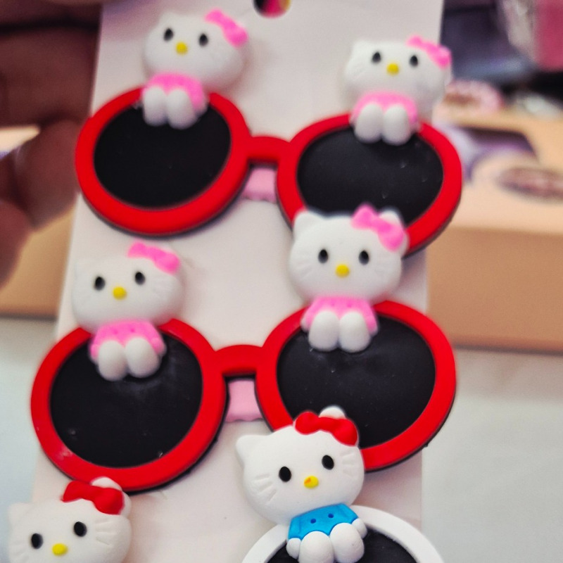 Broche kity lentes