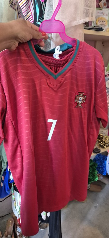 Conjunto Portugal niño rojo