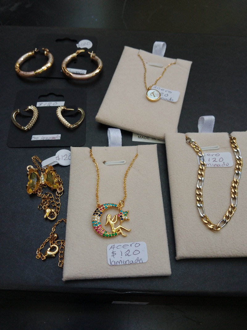 Arracada, corazón, cadena,pulseras
